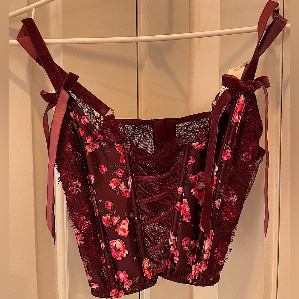 Victoria’s Secret Unlined Lace-Up Corset Top BNWT
Corset is floral / Maroon